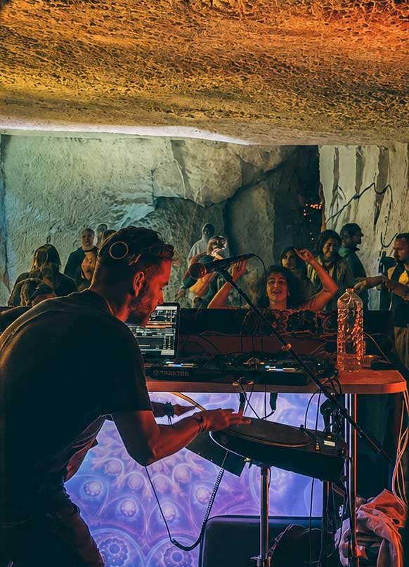Ecstatic Dance SoOnde dans une grotte